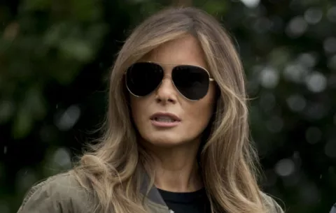 El avión en que vuela Melania Trump, obligado a aterrizar por humo en cabina