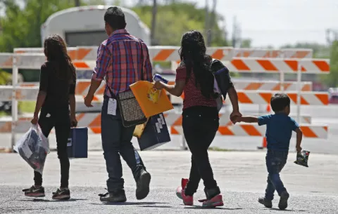 El Gobierno de EE.UU. tardará hasta dos años en ubicar a las otras familias migrantes