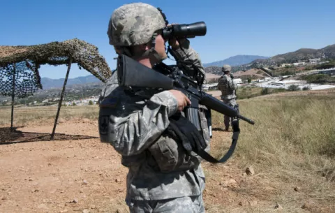Frontera sur de Estados Unidos sería custodiada por 800 militares para frenar caravana