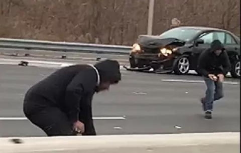 El dinero voló por una autopista creando el caos, debido a la avería de un blindado