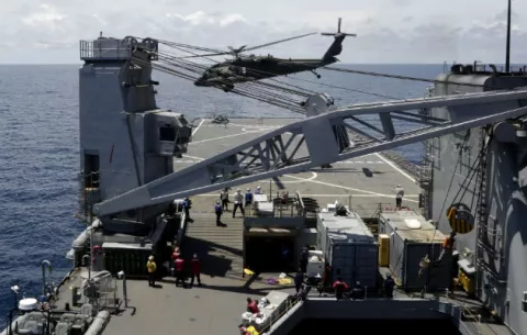 Militares de EE.UU. heridos al estrellarse un helicóptero en un portaaviones