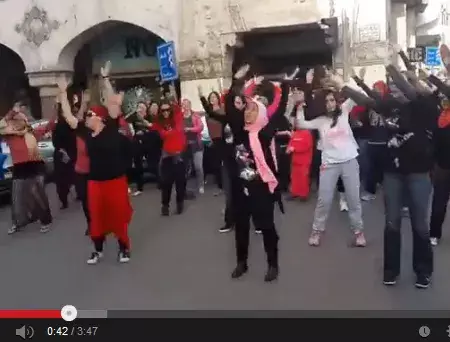 VIDEO Chicas bailan en la calle del conservador El Cairo por sus derechos