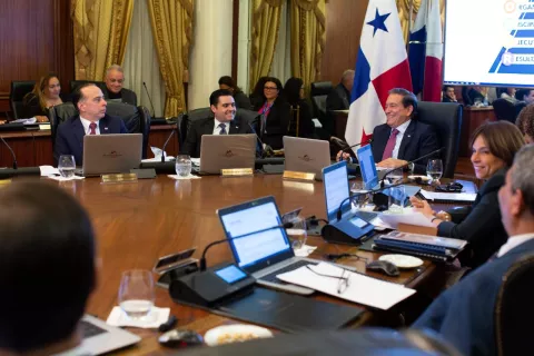 Ministros aprueban iniciativas para agilizar ejecución de obras y la industria pesquera