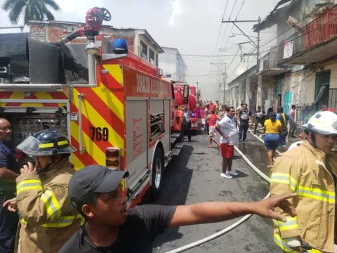 Un bombero muerto y otro en estado delicado tras incendio en El Chorrillo