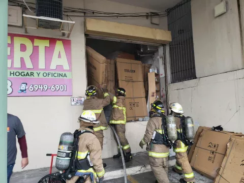 Incendio en fábrica en El Ingenio deja una persona herida