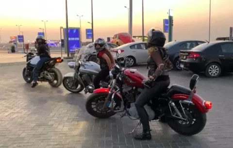 Mujeres desafían al machismo en Egipto a lomos de una Harley Davidson