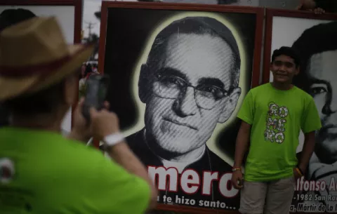 Salvadoreños celebran la canonización de Romero entre llamamientos a la justicia