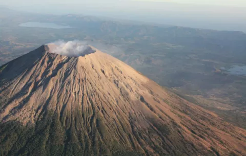 Volcanes en Suramérica, Centroamérica y Europa entran en actividad