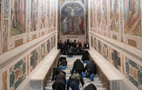 Escalera de mármol por la que subió Jesús para su juicio es exhibida en el Vaticano