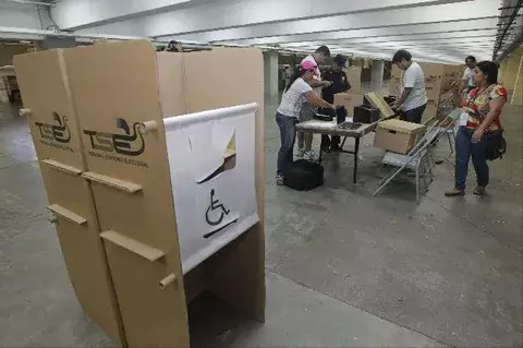 Salvadoreños eligen en segunda vuelta al nuevo presidente 