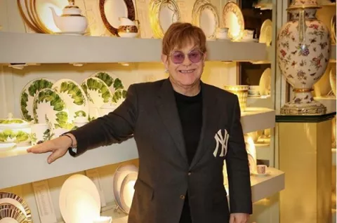 Elton John encantado con la paternidad