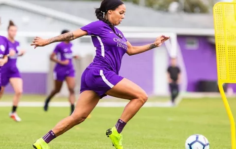 Futbolista entrena con seis meses de embarazo  