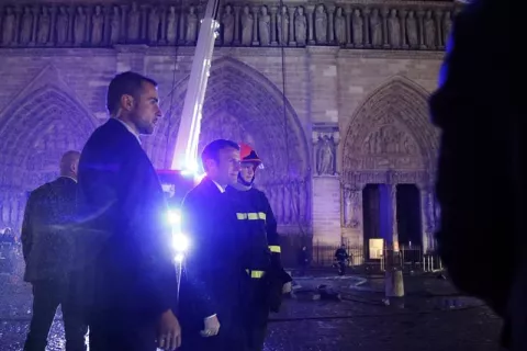 Macron promete reconstruir Notre Dame y dice que se ha evitado lo peor