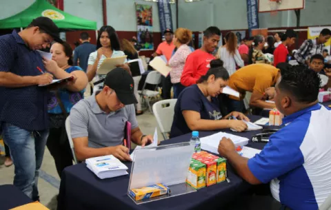 Jóvenes acudieron a feria de oportunidades en Chilibre 