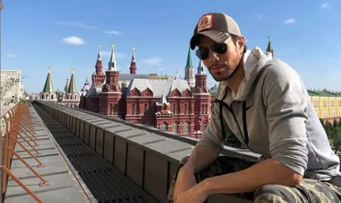 Enrique Iglesias muestra su lado picarón
