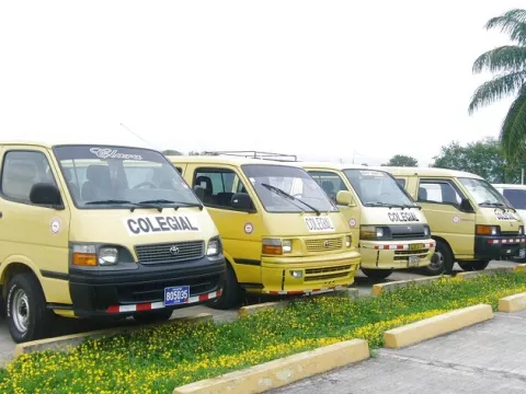 Dueños de colegiales denuncian entrega irregular de cupos