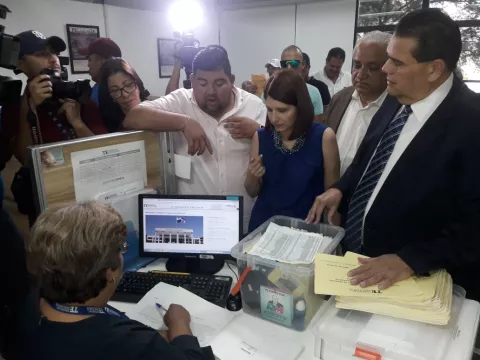 Entregan 130 libros con firmas para candidatura a la alcaldía de Ricardo Martinelli
