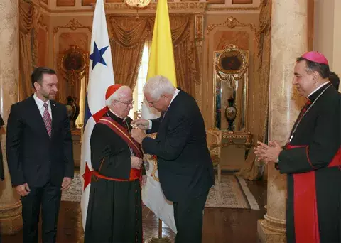 Panamá condecora a enviado especial del Papa, cardenal Cañizares 