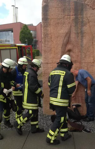 ¡Nació un niño! de una estatua de vagina enorme