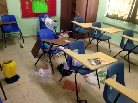 Delincuentes entran a escuela de Colón y marcan las paredes con mensajes