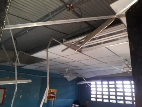 Familias afectadas por el sismo son reubicadas en un hotel en Barú