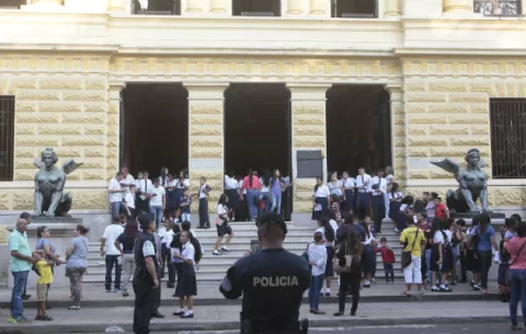 Inicio de clases con protestas y retrasos