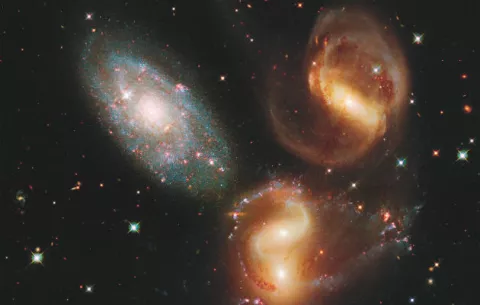 Astrónomos tratan de encontrar origen de señales de radio que provienen del espacio