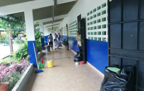 Esperan reapertura de escuela en Los Santos, tras caso de meningitis