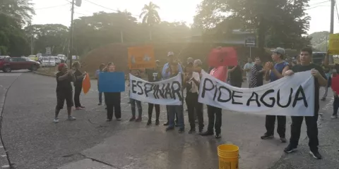 Moradores de Espinar en Colón están cansados de no tener agua y cierran la vía