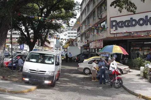 Citan a comerciantes por utilizar espacios públicos en Bella Vista 