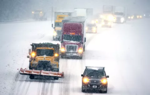 Tormenta de nieve paralizó el tránsito y dejó a miles de habitantes sin electricidad en EE.UU. 