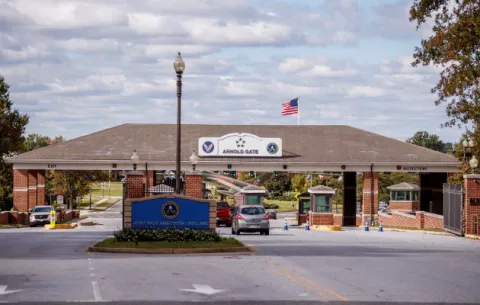 Evacúan oficina de congresista demócrata en Florida tras paquete sospechoso