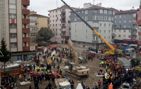 Aumentan a once los muertos por el derrumbe de un edificio en Estambul