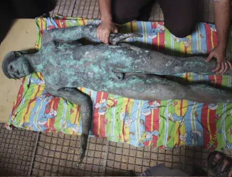 Pescador de Gaza pesca estatua antigua del dios griego, Apolo