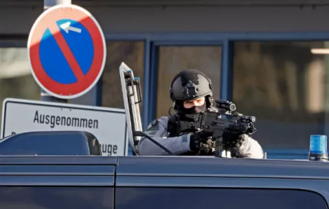 Suben a tres los muertos por el tiroteo en Estrasburgo; intentan atrapar al pistolero