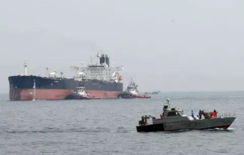La Guardia Revolucionaria iraní retiene un petrolero extranjero