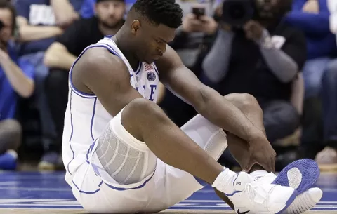Estrella del baloncesto se lesiona luego de que su zapatilla se rompiera
