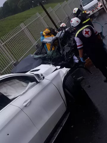 Prófugo panameño que conducía herido de bala, impacta y mata a un hombre en Costa Rica