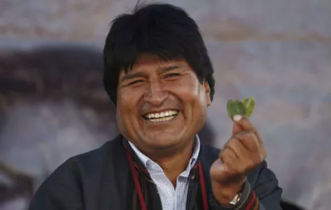 Morales afirma que mascar hoja de coca evita los problemas dentales