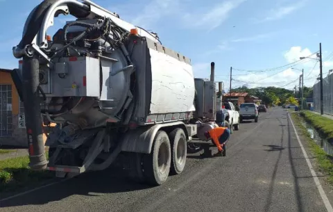Inician limpieza de aguas de excretas en comunidad de Nuevo Colón
