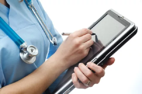 Centros médicos usan expediente clínico electrónico
