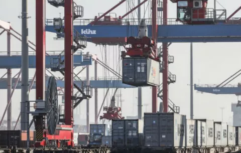 Exportaciones chinas suben al adelantar envíos por la guerra comercial