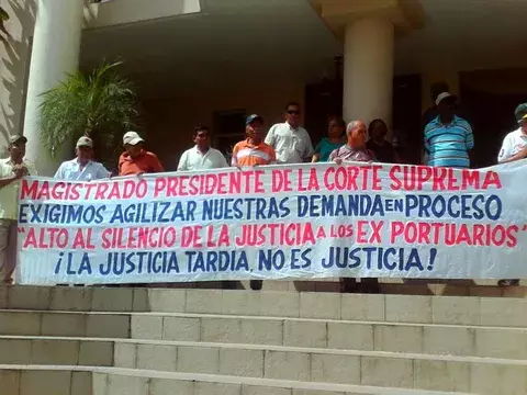 Extrabajadores portuarios protestaron frente a la Corte