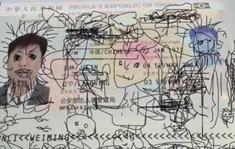 Chino no puede salir de Corea del Sur, su hijo dibujó en su pasaporte
