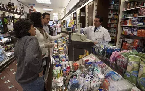 Sancionarán a farmacias que vendan bebidas alcohólicas