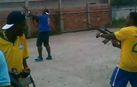 Equipo de fútbol celebra triunfo con disparos al aire