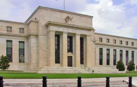 La Fed cierra 2018 con nueva alza de tipos de interés y desoye a Trump
