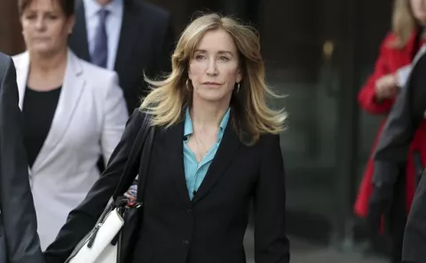 Carrera de la actriz Felicity Huffman en un momento crítico, podría ir a prisión