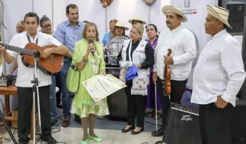 Homenaje a gestora de la Feria de Artesanías