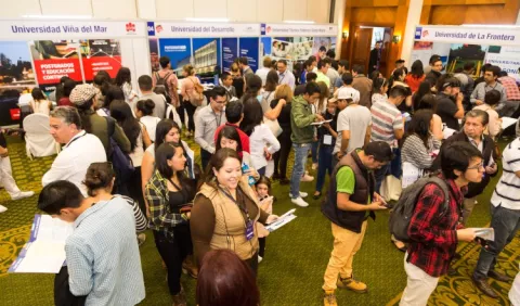 Instituciones educativas chilenas buscan a egresados universitarios para darles becas